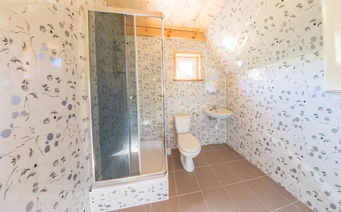 Uweronci Hotel Ustrzyki Dolne Buitenkant foto