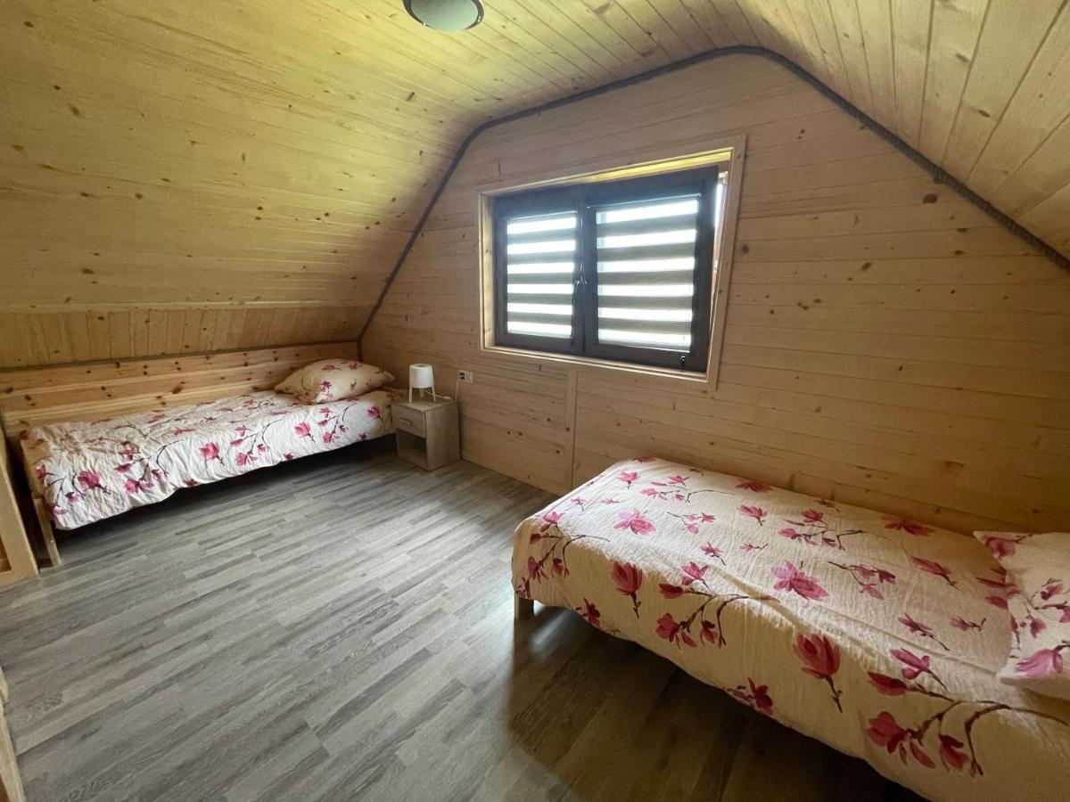 Uweronci Hotel Ustrzyki Dolne Buitenkant foto