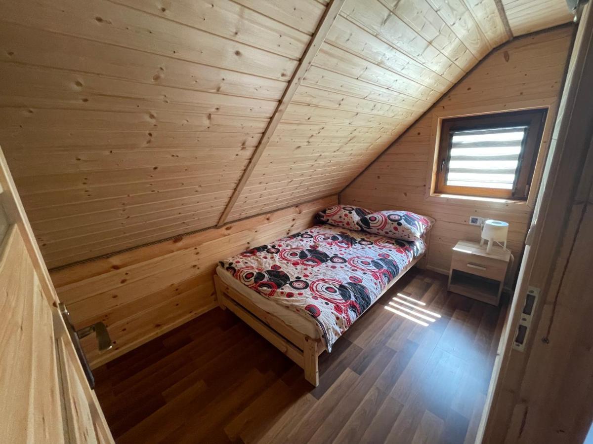 Uweronci Hotel Ustrzyki Dolne Buitenkant foto